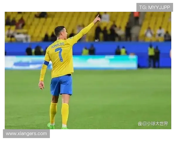 C罗单刀挑射被扑裁判判越位引发争议球迷热议比赛判罚